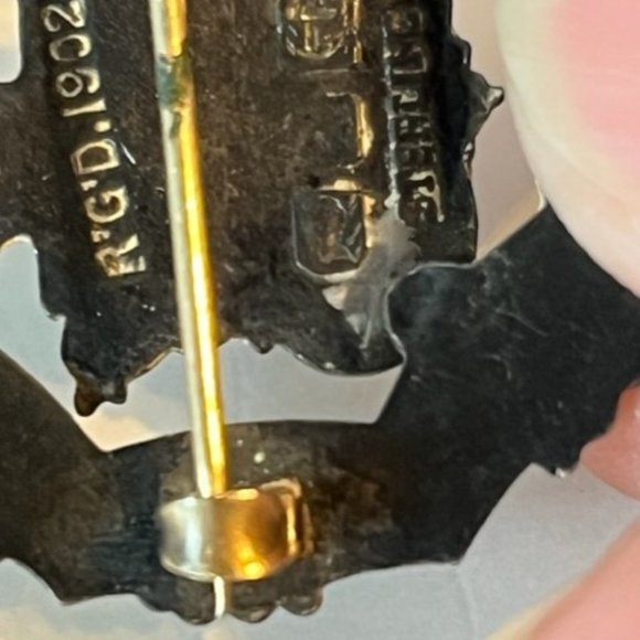 Antique 1902 Sterling Silver C Clasp Enamel pin Royal Coat of Arms - Picture 4 of 5